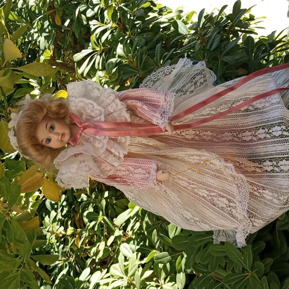 Vintage 1988 Brinns Victorian Porcelain Tree Topper / Ornament